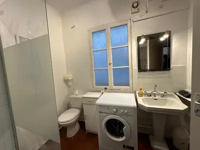 a bathroom with a toilet sink and a washing machine at Chez Florence - Appartement T2 d au cœur du centre ville historique - Proche Cardeurs et Mairie in Aix-en-Provence