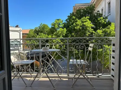 a patio with a table and chairs on a balcony at Le Pénélope in Aix-en-Provence