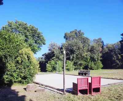 a park with two red benches in a park at Studio Soléa - Studio 2 - 4 personnes - Domaine Astra, Grans in Grans