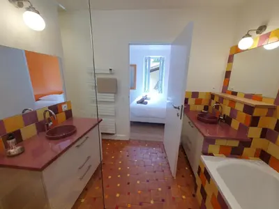 a bathroom with two sinks and a tub and a tub at Le grand mas du Couchadou in Pernes-les-Fontaines