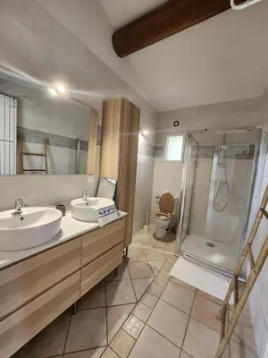a bathroom with two sinks and a shower at Escapade en maisonnette indépendante avec piscine in Châteaurenard
