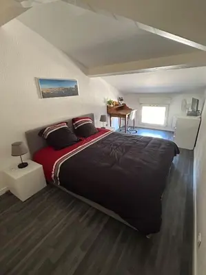 a bedroom with a large bed and a desk at Magnifique Duplex à proximité Aix en Provence in Éguilles