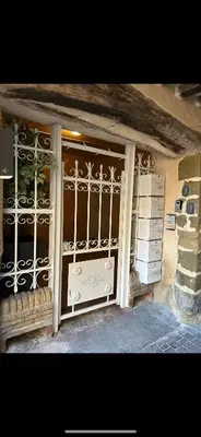 a building with a bench in front of a window at Studio5 proche Quai Rouget in LʼIsle-sur-la-Sorgue