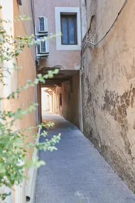 an alley in an alley way between two buildings at Studio5 proche Quai Rouget in LʼIsle-sur-la-Sorgue