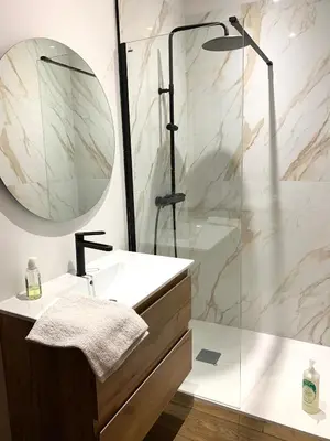 a bathroom with a shower and a sink and a mirror at Rotonde, 2 chambres, Air conditionné in Aix-en-Provence