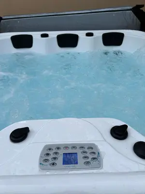 a remote control sitting on top of a hot tub at Logis du Vert Moulin Premium in Le Puy-Sainte-Réparade