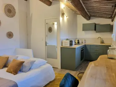 a room with a bed and a kitchen with a microwave at Studio lumineux clim - centre ville in Aix-en-Provence