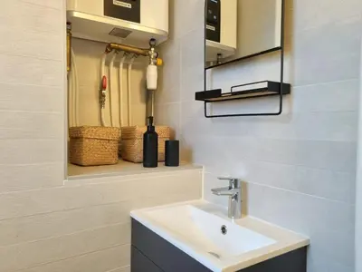 a bathroom with a sink and a mirror at Studio lumineux clim - centre ville in Aix-en-Provence