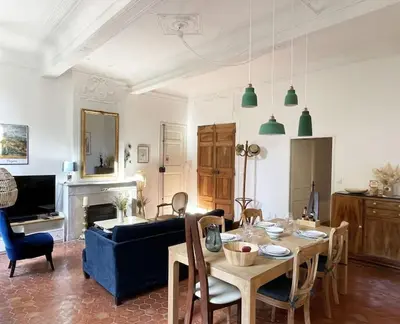 a living room with a table and a couch at Appart d exception 2 chambres quartier Mazarin in Aix-en-Provence
