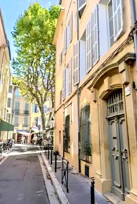 an empty street in front of a building at Appart d exception 2 chambres quartier Mazarin in Aix-en-Provence