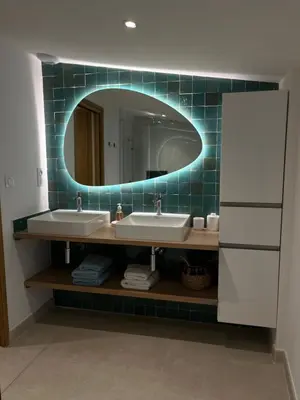 a bathroom with two sinks and a mirror at Appartement 100 m2 au cœur de l'Isle sur la Sorgue in LʼIsle-sur-la-Sorgue
