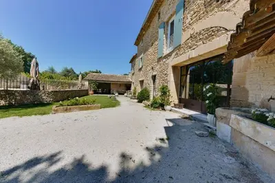 an empty driveway in front of a building at Chambre d'hôtes le Jardinage in Cabrières-dʼAvignon