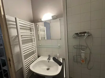 a bathroom with a sink and a mirror and a shower at Chez Monique - Appartement T2 au cœur du centre ville historique - proche Mairie et Cardeurs in Aix-en-Provence