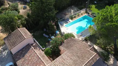 an overhead view of a house with a swimming pool at Gite 5 pers en Provence avec grand jardin & piscine partagés - 5 people holiday home with shared swimming pool & garden in Provence in Cornillon-Confoux