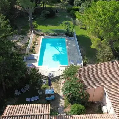 Gite 5 pers en Provence avec grand jardin & piscine partagés - 5 people holiday home with shared swimming pool & garden in Provence