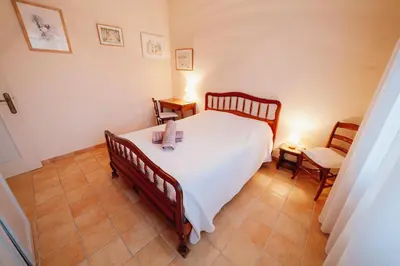 a bedroom with a bed with towels on it at Villa en Luberon, climatisé, Piscine, wifi et Parking gratuit in Bonnieux