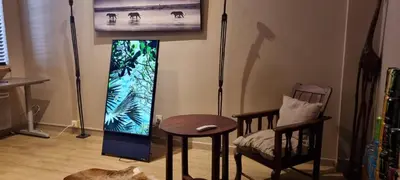 a room with a video game screen and a table and a chair at Appartement centre ville Hôtel Particulier in Carpentras