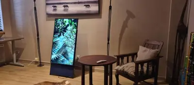 a living room with a table and a chair and a screen at Appartement centre ville Hôtel Particulier in Carpentras