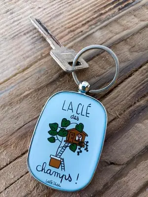 a keychain with a clovers house and leela club oh shamps i at Gîte à la ferme in Sénas