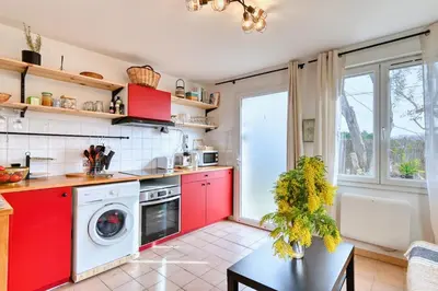 a dining room with a table and chairs and a bedroom at EDEN l Jardin, Bbq, Duplex l Parking Gratuit & Super Wifi l Vue Panoramique Sainte-Victoire in Aix-en-Provence