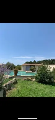 a house with a swimming pool in a yard at Location maison provençale in Plan-dʼOrgon
