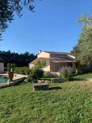 a house with a pool and a yard at Location maison provençale in Plan-dʼOrgon
