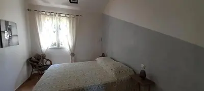a small bedroom with a bed and a window at Résidence Les Salettes in Mormoiron