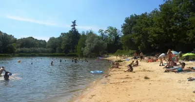 a group of people on the beach at a lake at Résidence Les Salettes in Mormoiron