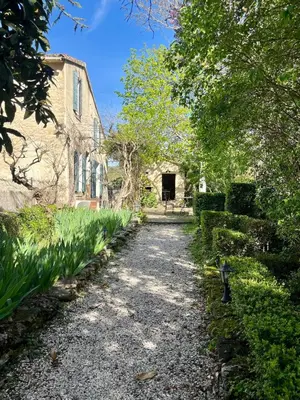 a gravel road leading to a house with a tunnel at Très beau mas à Bonnieux in Bonnieux