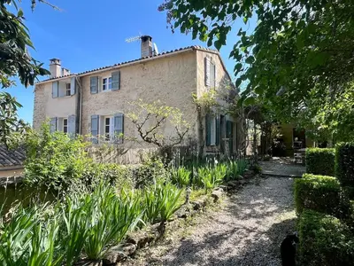 an external view of a stone house with plants at Très beau mas à Bonnieux in Bonnieux