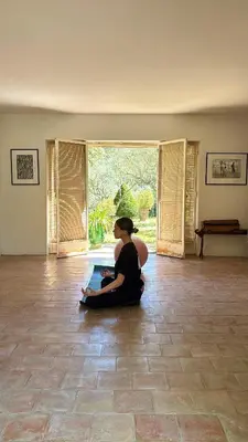 a woman sitting on the floor in a room at Mas exceptionnel à Lagnes, Provence in Lagnes