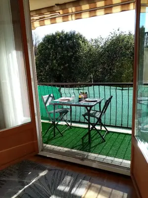 a patio with a table and chairs on a balcony at Aix centre charmant T2 climatisé parc jourdan in Aix-en-Provence