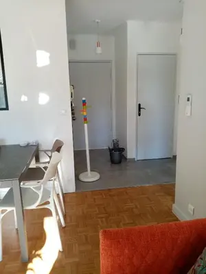 a room with a table and chairs and a door at Aix centre charmant T2 climatisé parc jourdan in Aix-en-Provence