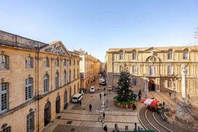 a christmas tree in the middle of a city street at Ecrin au cœur d'Aix-Vue sur la Place de la Mairie in Aix-en-Provence