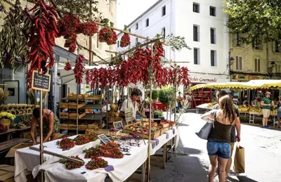 a group of people walking around an outdoor market at Le Coeur de L'Isle, Cosy, Hypercentre, Clim, Wifi, TV, Netflix in LʼIsle-sur-la-Sorgue