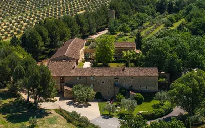 an aerial view of a house in a vineyard at Gite dans un Mas Provençal avec Jacuzzi in Oppède