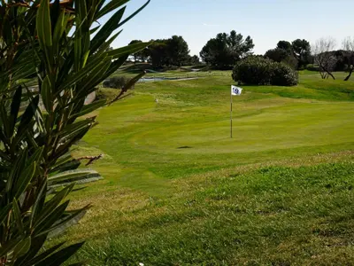 a view of the ninth green on the golf course at Appartement au coeur du Golf de Saumane in Saumane-de-Vaucluse