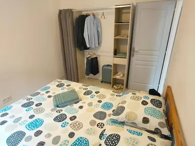 a bedroom with a bed and a closet at Joli appartement Urbain in Cavaillon