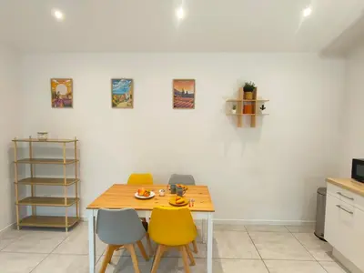 a dining room with a table and four chairs at Joli appartement Urbain in Cavaillon
