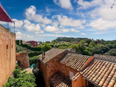 an aerial view of a house with roofs at Duplex centre de Roussillon avec Climatisation et vue in Roussillon