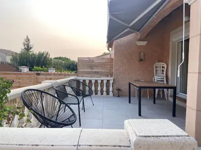 a patio with chairs and a table on a balcony at Maison méditerranéenne 130m piscine Vaucluse in Carpentras