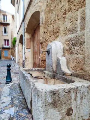 a water fountain on the side of a building at Le Mirabeau studio au cœur du centre historique - 2eme étage in Aix-en-Provence