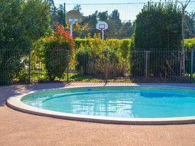 a small swimming pool in a yard with a fence at Maison de vacances près du Mont Ventoux in Aubignan