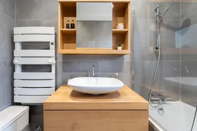 a bathroom with a sink and a shower at Olyma - Spacieuse - Familiale - Piscine & Climatisé in Éguilles