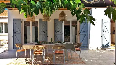 a dining room with a table and chairs at Olyma - Spacieuse - Familiale - Piscine & Climatisé in Éguilles