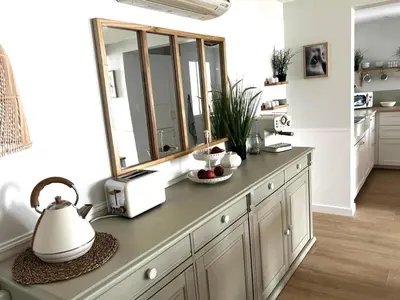 a kitchen counter with a mirror and a tea kettle at Casa Regina - Spacieux appartement près de la Sorgue in LʼIsle-sur-la-Sorgue