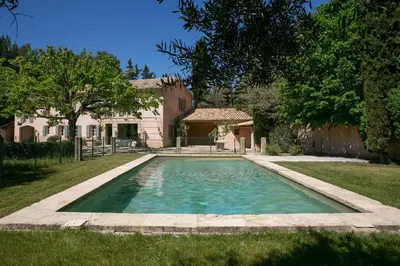 a swimming pool in the yard of a house at Le mas provençal d'Aurélie in Carpentras