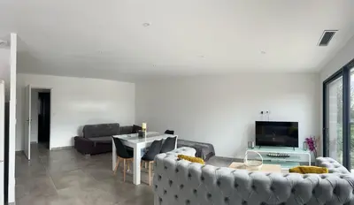 a living room with a couch and a table at Villa tout confort en Provence avec Piscine, ainsi qu'un parking privé in Manosque