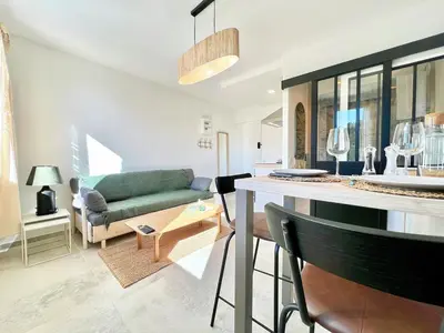 a kitchen and living room with a green couch at Lou Miradou 1 - Vieux village médiéval, Cosy, Clim, 2 personnes in Miramas