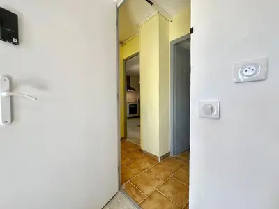a hallway with a door and a mirror in a room at Lou Miradou 1 - Vieux village médiéval, Cosy, Clim, 2 personnes in Miramas